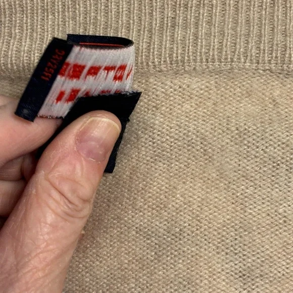 Men’s tan cashmere v-neck sweater XL Roundtree & Yorke “small stain” Super Soft! - Picture 7 of 9